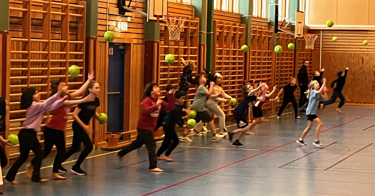 Foto: Många elever på Kalmarsundsskolan ville testa på handboll.