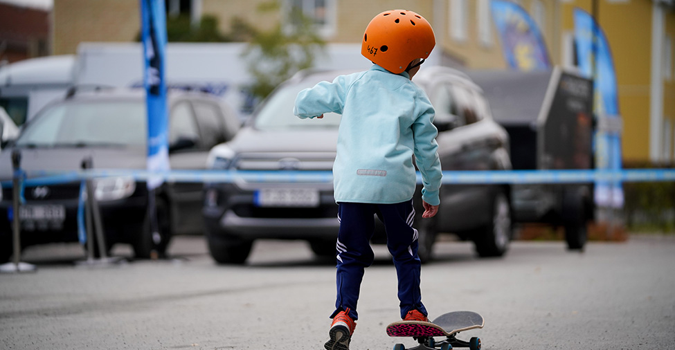 Ett barn åker skateboard