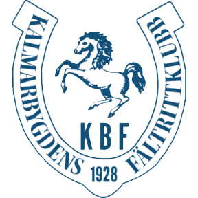Kalmarbygdens fältrittklubbs klubbmärke i blått och vitt. I mitten syns en häst som omringas av en hästsko. 