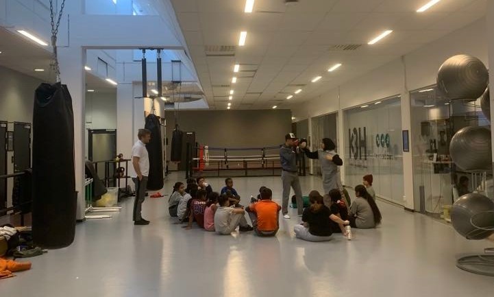 Barn som samlas för boxningsträning under idrottsskolan