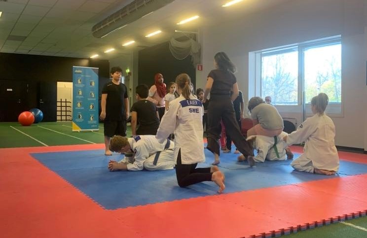 Barn som tränar judo under idrottsskolan