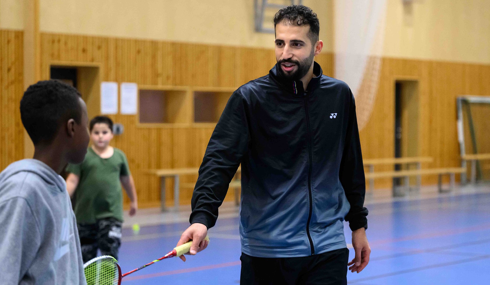 Ali Ahmad har varit badmintontränare i många år, nu hoppas han att fler barn i Andersberg ska fortsätta med idrotten.