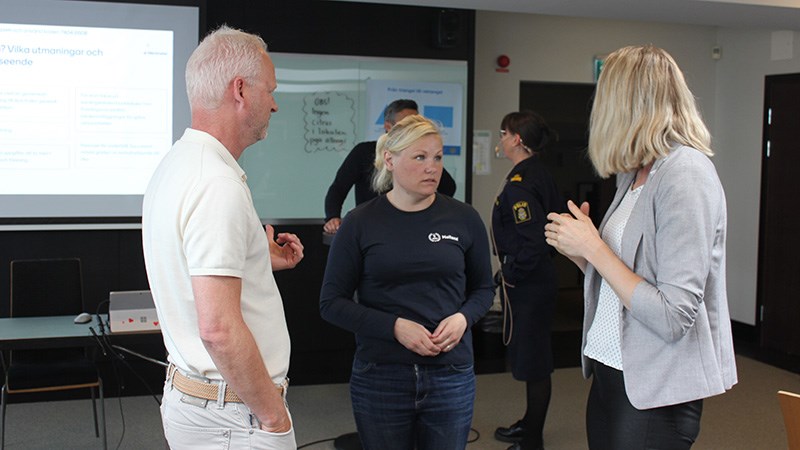 RF-SISU Hallands distriktsidrottschef Sandra Hidgård pratar med två personer under en intressepolitisk dag. 