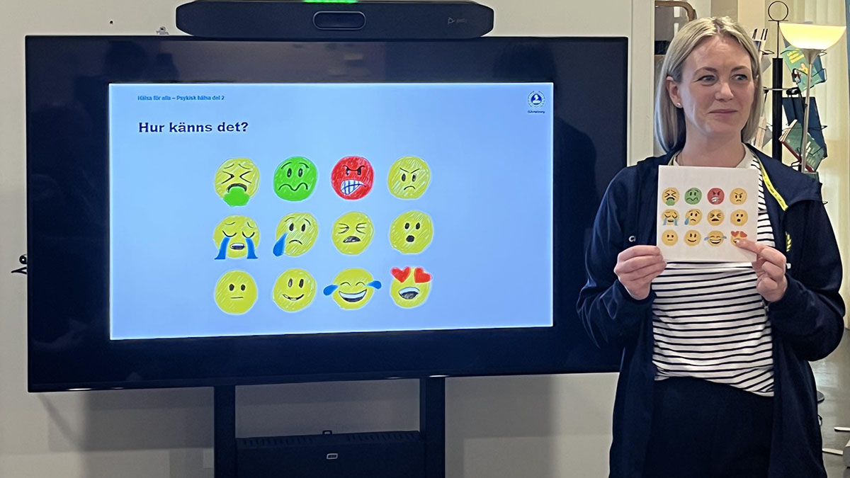Utbildare visar en uppsättning smileys som illustrerar olika känslor.