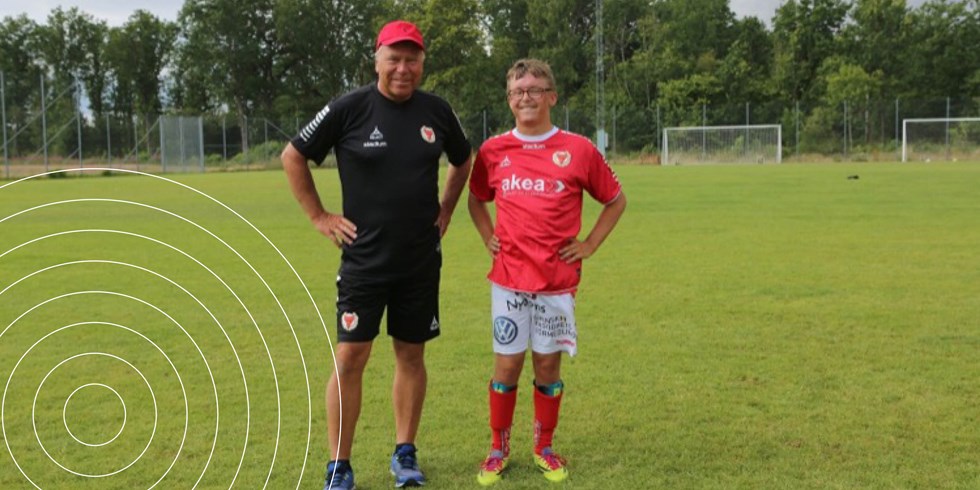 Benny Johansson tillsammans med en fotbollsspelare i Kalmar FF.