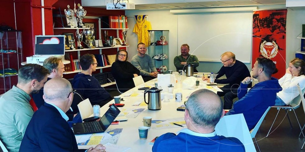 Personer från Kalmar FF sitter i möte. 