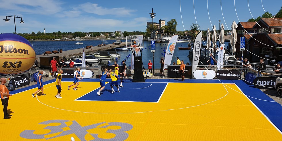 Basketplan vid hamnen i Västervik. 