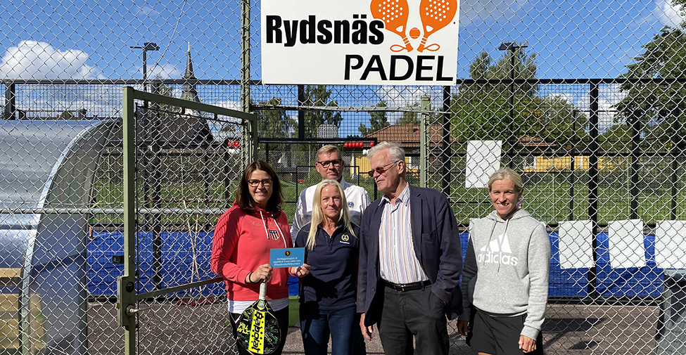 Alla står utanför Rydsnäs padelbana
