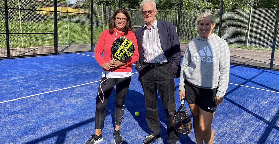 Björn Eriksson står med padelspelare