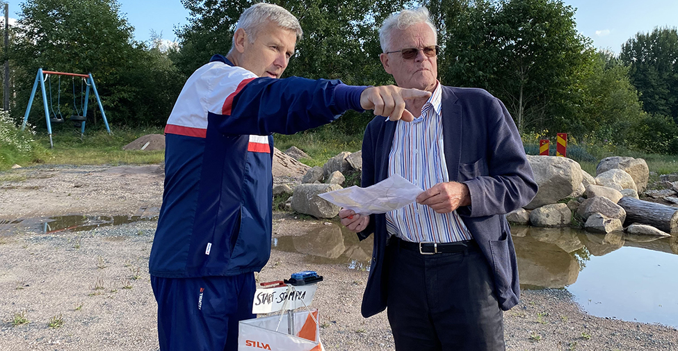 Björn Eriksson får riktningen utpekad åt sig av en orienterare
