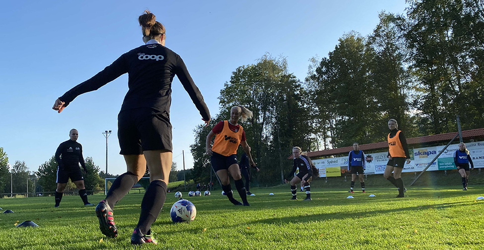 Tjejer spelar fotboll