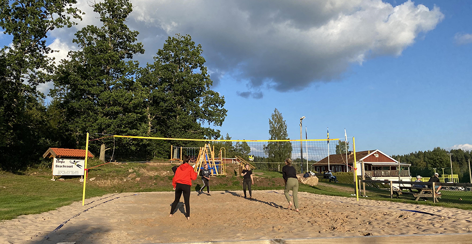 Tjejer som spelar beachvolleyboll