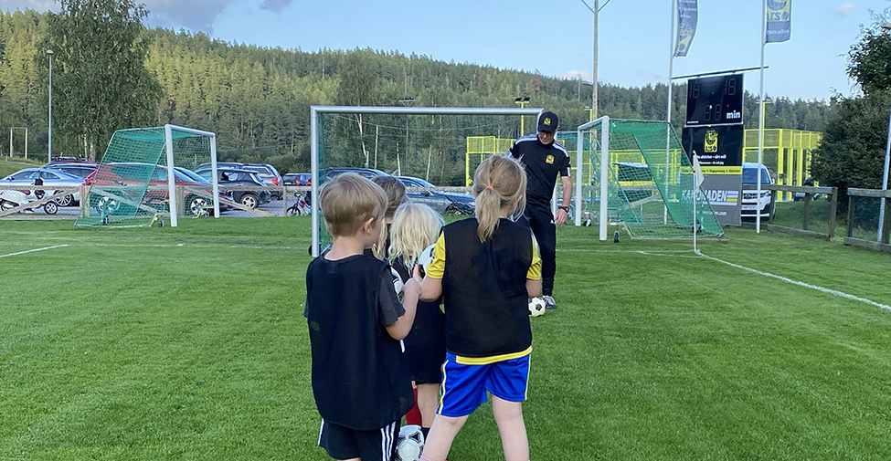 Barn som spelar fotboll