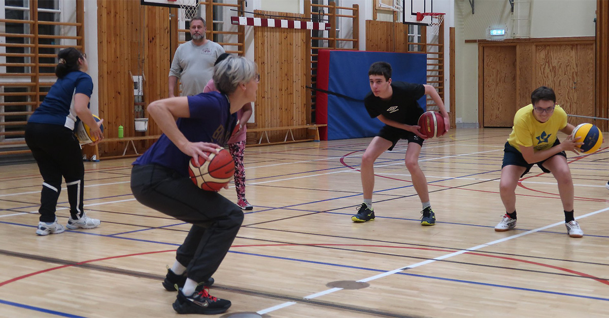 Linda Leidefors, ledare i Wetterbygden Suns, visar en övning och tre spelare försöker göra likadant. 