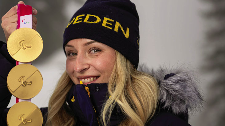 Emma Gjerseth i spel på tennisplan utomhus